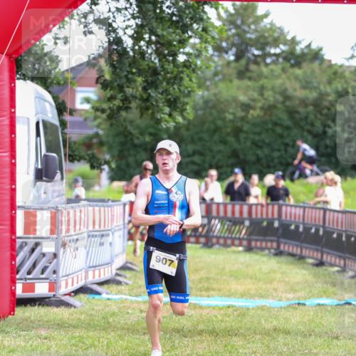 21.06.2026 - 29. Vierlanden-Triathlon Andreas Tolksdorf http://msf.ph/oto/9919855 21.06.2026 12:58:26 Ziel 907, 932 meine-sportfotos.de