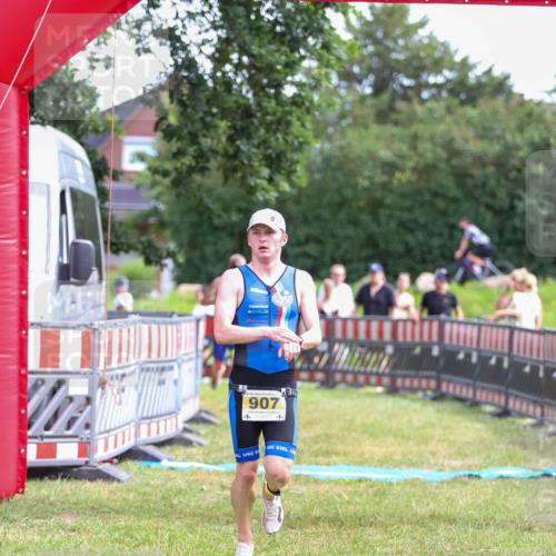 21.06.2026 - 29. Vierlanden-Triathlon Andreas Tolksdorf http://msf.ph/oto/9919856 21.06.2026 12:58:26 Ziel 907, 932 meine-sportfotos.de