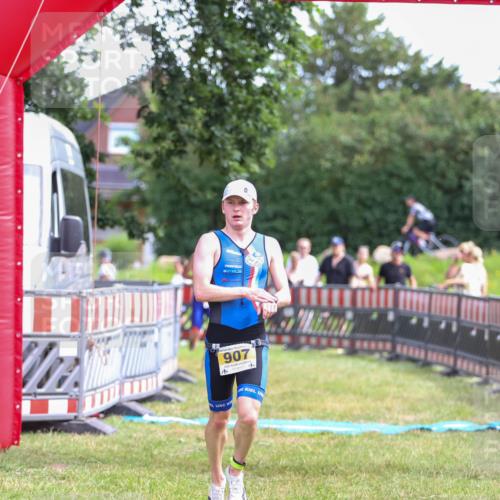 21.06.2026 - 29. Vierlanden-Triathlon Andreas Tolksdorf http://msf.ph/oto/9919857 21.06.2026 12:58:26 Ziel 907, 932 meine-sportfotos.de
