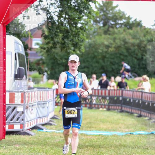 21.06.2026 - 29. Vierlanden-Triathlon Andreas Tolksdorf http://msf.ph/oto/9919858 21.06.2026 12:58:26 Ziel 907, 932 meine-sportfotos.de