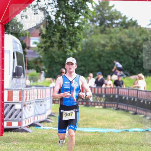 21.06.2026 - 29. Vierlanden-Triathlon Andreas Tolksdorf http://msf.ph/oto/9919859 21.06.2026 12:58:26 Ziel 907, 932 meine-sportfotos.de