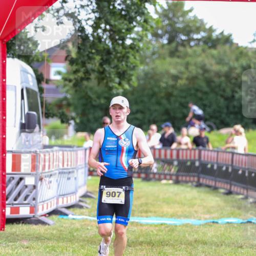 21.06.2026 - 29. Vierlanden-Triathlon Andreas Tolksdorf http://msf.ph/oto/9919860 21.06.2026 12:58:26 Ziel 907, 932 meine-sportfotos.de