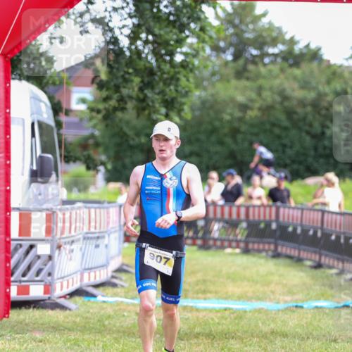 21.06.2026 - 29. Vierlanden-Triathlon Andreas Tolksdorf http://msf.ph/oto/9919861 21.06.2026 12:58:26 Ziel 907, 932 meine-sportfotos.de
