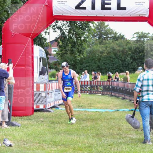 21.06.2026 - 29. Vierlanden-Triathlon Andreas Tolksdorf http://msf.ph/oto/9919869 21.06.2026 12:58:53 Ziel 936, 947 meine-sportfotos.de