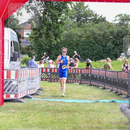 21.06.2026 - 29. Vierlanden-Triathlon Andreas Tolksdorf http://msf.ph/oto/9919873 21.06.2026 12:58:57 Ziel 947 meine-sportfotos.de