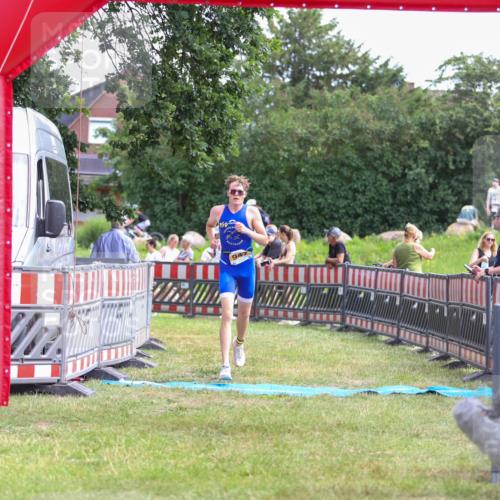 21.06.2026 - 29. Vierlanden-Triathlon Andreas Tolksdorf http://msf.ph/oto/9919880 21.06.2026 12:58:57 Ziel 947 meine-sportfotos.de