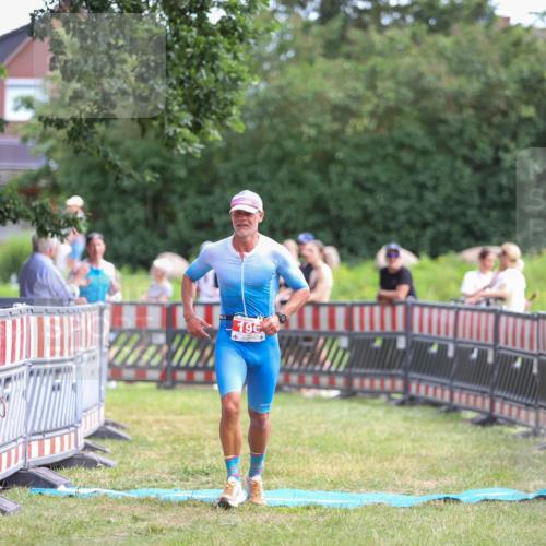 21.06.2026 - 29. Vierlanden-Triathlon Andreas Tolksdorf http://msf.ph/oto/9919886 21.06.2026 12:59:09 Ziel 181, 196 meine-sportfotos.de
