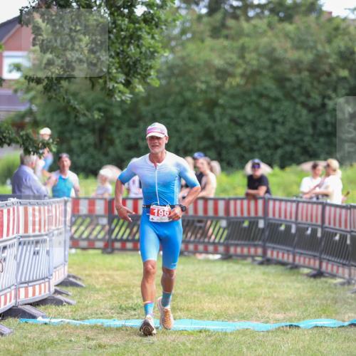 21.06.2026 - 29. Vierlanden-Triathlon Andreas Tolksdorf http://msf.ph/oto/9919887 21.06.2026 12:59:09 Ziel 181, 196 meine-sportfotos.de