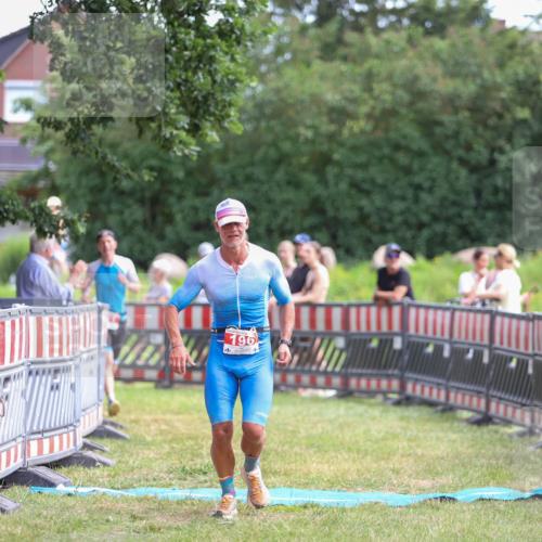21.06.2026 - 29. Vierlanden-Triathlon Andreas Tolksdorf http://msf.ph/oto/9919889 21.06.2026 12:59:09 Ziel 181, 196 meine-sportfotos.de