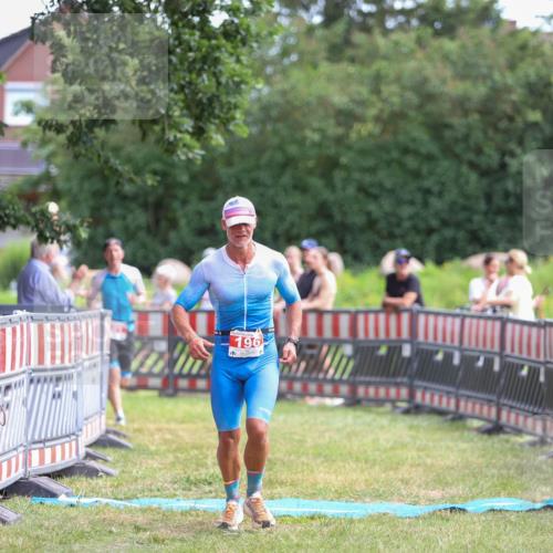 21.06.2026 - 29. Vierlanden-Triathlon Andreas Tolksdorf http://msf.ph/oto/9919890 21.06.2026 12:59:09 Ziel 181, 196 meine-sportfotos.de