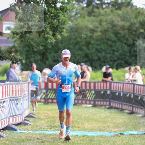 21.06.2026 - 29. Vierlanden-Triathlon Andreas Tolksdorf http://msf.ph/oto/9919891 21.06.2026 12:59:09 Ziel 181, 196 meine-sportfotos.de