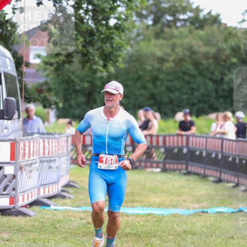 21.06.2026 - 29. Vierlanden-Triathlon Andreas Tolksdorf http://msf.ph/oto/9919892 21.06.2026 12:59:11 Ziel 181, 196 meine-sportfotos.de