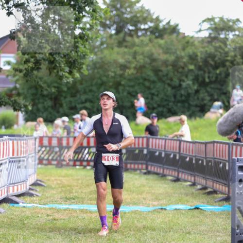 21.06.2026 - 29. Vierlanden-Triathlon Andreas Tolksdorf http://msf.ph/oto/9919910 21.06.2026 12:59:25 Ziel 103, 112 meine-sportfotos.de