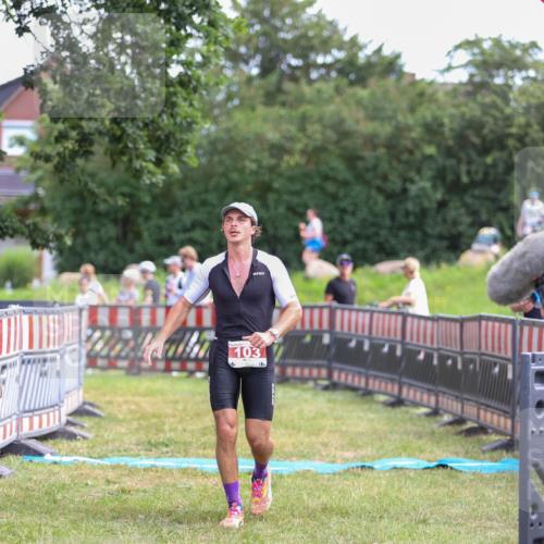 21.06.2026 - 29. Vierlanden-Triathlon Andreas Tolksdorf http://msf.ph/oto/9919911 21.06.2026 12:59:25 Ziel 103, 112 meine-sportfotos.de