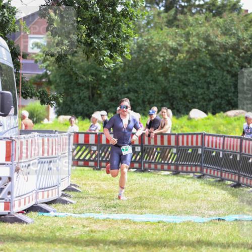 21.06.2026 - 29. Vierlanden-Triathlon Andreas Tolksdorf http://msf.ph/oto/9919931 21.06.2026 13:00:11 Ziel 710 meine-sportfotos.de