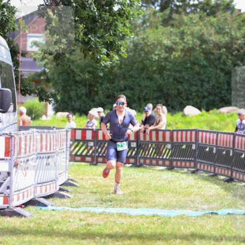 21.06.2026 - 29. Vierlanden-Triathlon Andreas Tolksdorf http://msf.ph/oto/9919932 21.06.2026 13:00:11 Ziel 710 meine-sportfotos.de