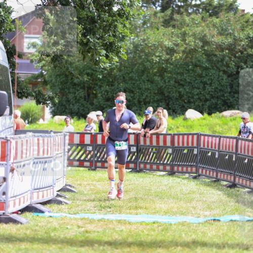 21.06.2026 - 29. Vierlanden-Triathlon Andreas Tolksdorf http://msf.ph/oto/9919933 21.06.2026 13:00:11 Ziel 710 meine-sportfotos.de