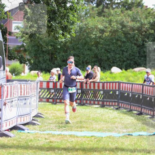 21.06.2026 - 29. Vierlanden-Triathlon Andreas Tolksdorf http://msf.ph/oto/9919934 21.06.2026 13:00:11 Ziel 710 meine-sportfotos.de