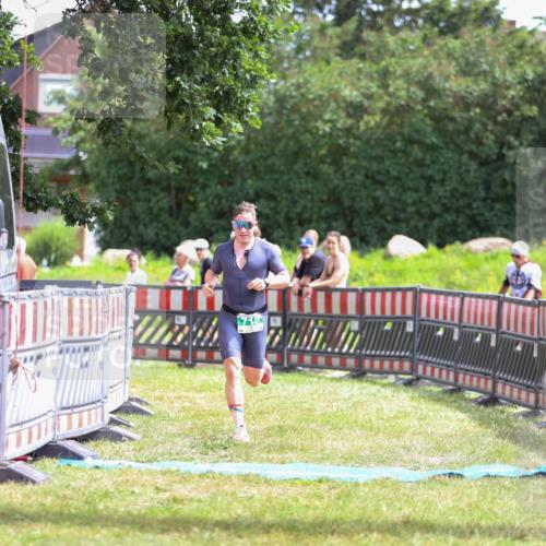 21.06.2026 - 29. Vierlanden-Triathlon Andreas Tolksdorf http://msf.ph/oto/9919935 21.06.2026 13:00:11 Ziel 710 meine-sportfotos.de