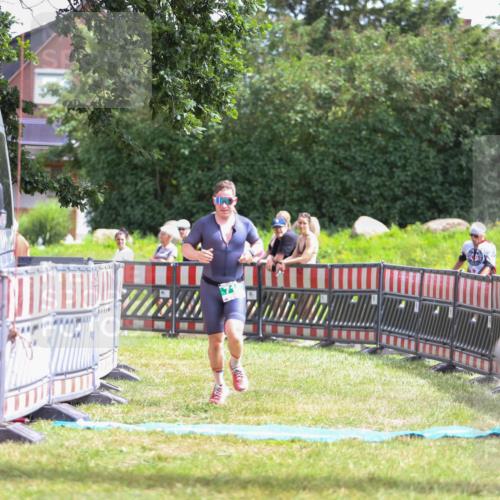 21.06.2026 - 29. Vierlanden-Triathlon Andreas Tolksdorf http://msf.ph/oto/9919936 21.06.2026 13:00:11 Ziel 710 meine-sportfotos.de