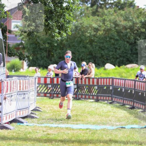 21.06.2026 - 29. Vierlanden-Triathlon Andreas Tolksdorf http://msf.ph/oto/9919938 21.06.2026 13:00:11 Ziel 710 meine-sportfotos.de