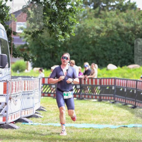 21.06.2026 - 29. Vierlanden-Triathlon Andreas Tolksdorf http://msf.ph/oto/9919940 21.06.2026 13:00:12 Ziel 710 meine-sportfotos.de