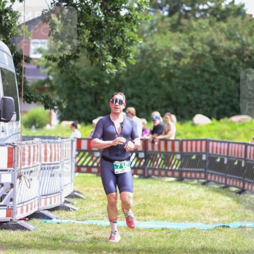 21.06.2026 - 29. Vierlanden-Triathlon Andreas Tolksdorf http://msf.ph/oto/9919941 21.06.2026 13:00:12 Ziel 710 meine-sportfotos.de