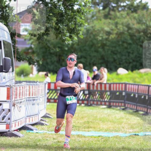 21.06.2026 - 29. Vierlanden-Triathlon Andreas Tolksdorf http://msf.ph/oto/9919945 21.06.2026 13:00:13 Ziel 710 meine-sportfotos.de