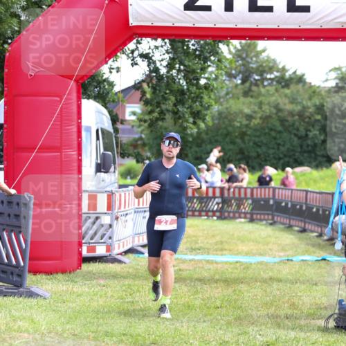 21.06.2026 - 29. Vierlanden-Triathlon Andreas Tolksdorf http://msf.ph/oto/9919948 21.06.2026 13:00:39 Ziel 27, 241 meine-sportfotos.de