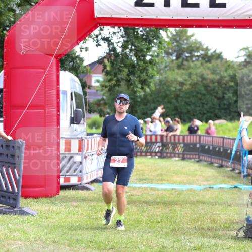 21.06.2026 - 29. Vierlanden-Triathlon Andreas Tolksdorf http://msf.ph/oto/9919950 21.06.2026 13:00:39 Ziel 27, 241 meine-sportfotos.de