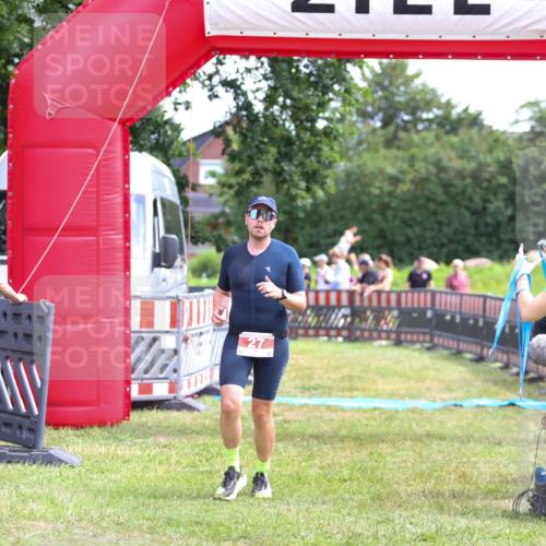 21.06.2026 - 29. Vierlanden-Triathlon Andreas Tolksdorf http://msf.ph/oto/9919951 21.06.2026 13:00:39 Ziel 27, 241 meine-sportfotos.de