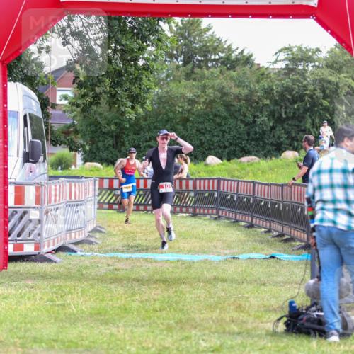 21.06.2026 - 29. Vierlanden-Triathlon Andreas Tolksdorf http://msf.ph/oto/9919980 21.06.2026 13:01:16 Ziel 10, 961 meine-sportfotos.de