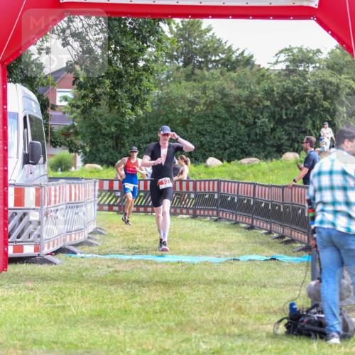 21.06.2026 - 29. Vierlanden-Triathlon Andreas Tolksdorf http://msf.ph/oto/9919982 21.06.2026 13:01:16 Ziel 10, 961 meine-sportfotos.de