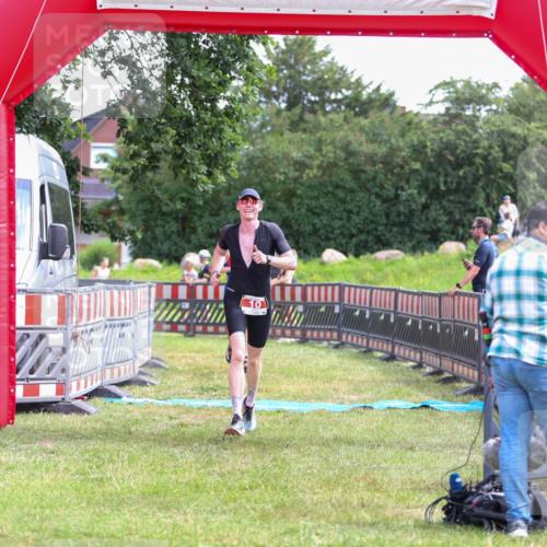 21.06.2026 - 29. Vierlanden-Triathlon Andreas Tolksdorf http://msf.ph/oto/9919987 21.06.2026 13:01:17 Ziel 10, 934, 961 meine-sportfotos.de