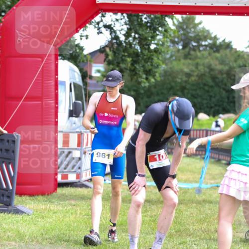 21.06.2026 - 29. Vierlanden-Triathlon Andreas Tolksdorf http://msf.ph/oto/9919994 21.06.2026 13:01:21 Ziel 10, 934, 961 meine-sportfotos.de
