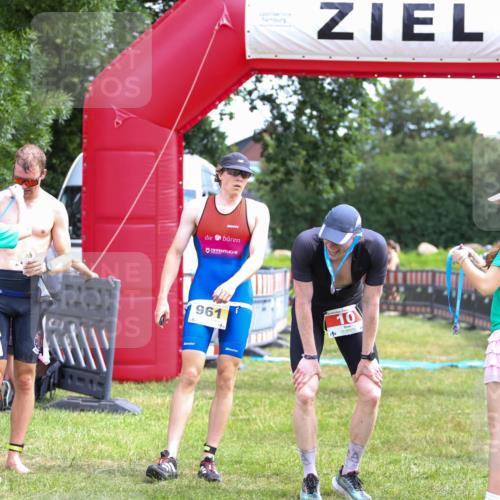 21.06.2026 - 29. Vierlanden-Triathlon Andreas Tolksdorf http://msf.ph/oto/9919996 21.06.2026 13:01:23 Ziel 934, 961 meine-sportfotos.de