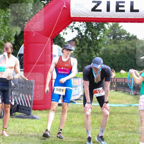 21.06.2026 - 29. Vierlanden-Triathlon Andreas Tolksdorf http://msf.ph/oto/9919997 21.06.2026 13:01:23 Ziel 934, 961 meine-sportfotos.de