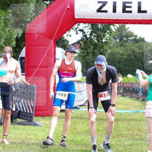 21.06.2026 - 29. Vierlanden-Triathlon Andreas Tolksdorf http://msf.ph/oto/9919999 21.06.2026 13:01:23 Ziel 934, 961 meine-sportfotos.de