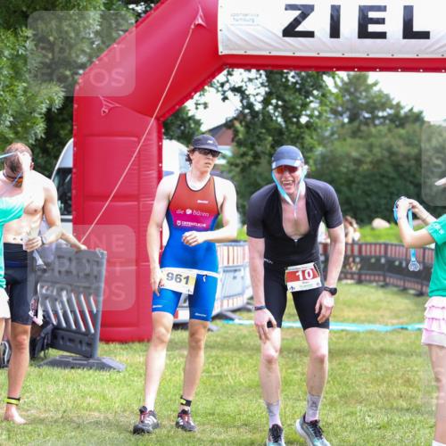 21.06.2026 - 29. Vierlanden-Triathlon Andreas Tolksdorf http://msf.ph/oto/9920001 21.06.2026 13:01:23 Ziel 934, 961 meine-sportfotos.de