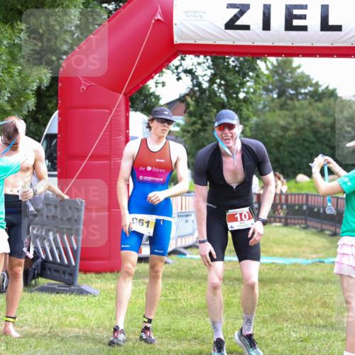 21.06.2026 - 29. Vierlanden-Triathlon Andreas Tolksdorf http://msf.ph/oto/9920002 21.06.2026 13:01:23 Ziel 934, 961 meine-sportfotos.de