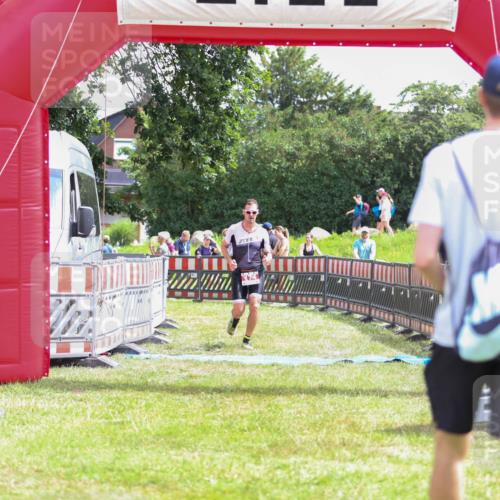 21.06.2026 - 29. Vierlanden-Triathlon Andreas Tolksdorf http://msf.ph/oto/9920017 21.06.2026 13:02:19 Ziel 174 meine-sportfotos.de