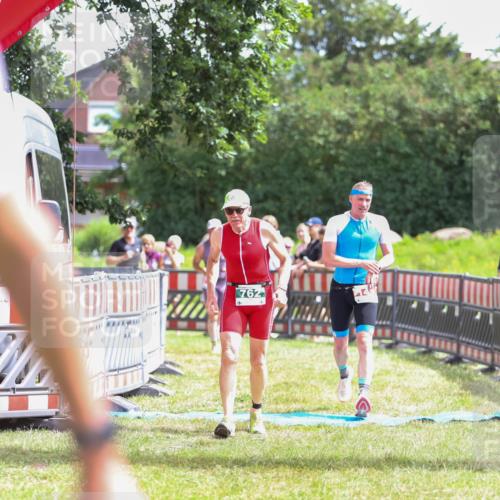 21.06.2026 - 29. Vierlanden-Triathlon Andreas Tolksdorf http://msf.ph/oto/9920030 21.06.2026 13:02:34 Ziel 35, 141, 757, 762 meine-sportfotos.de