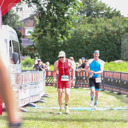 21.06.2026 - 29. Vierlanden-Triathlon Andreas Tolksdorf http://msf.ph/oto/9920034 21.06.2026 13:02:34 Ziel 35, 141, 757, 762 meine-sportfotos.de