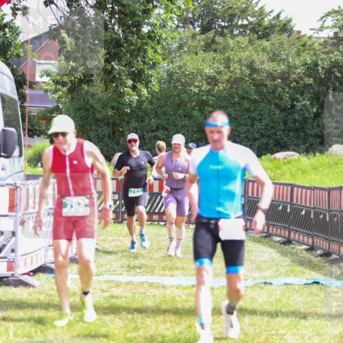 21.06.2026 - 29. Vierlanden-Triathlon Andreas Tolksdorf http://msf.ph/oto/9920047 21.06.2026 13:02:36 Ziel 35, 141, 757, 762 meine-sportfotos.de