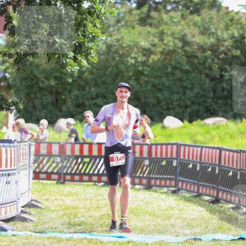 21.06.2026 - 29. Vierlanden-Triathlon Andreas Tolksdorf http://msf.ph/oto/9920058 21.06.2026 13:03:09 Ziel 97 meine-sportfotos.de