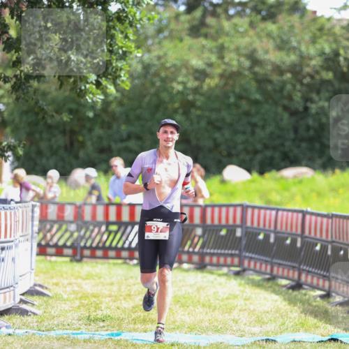 21.06.2026 - 29. Vierlanden-Triathlon Andreas Tolksdorf http://msf.ph/oto/9920060 21.06.2026 13:03:09 Ziel 97 meine-sportfotos.de