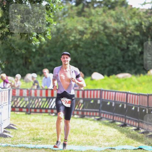 21.06.2026 - 29. Vierlanden-Triathlon Andreas Tolksdorf http://msf.ph/oto/9920063 21.06.2026 13:03:09 Ziel 97 meine-sportfotos.de