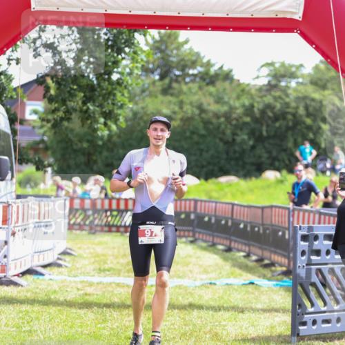 21.06.2026 - 29. Vierlanden-Triathlon Andreas Tolksdorf http://msf.ph/oto/9920067 21.06.2026 13:03:12 Ziel 97 meine-sportfotos.de