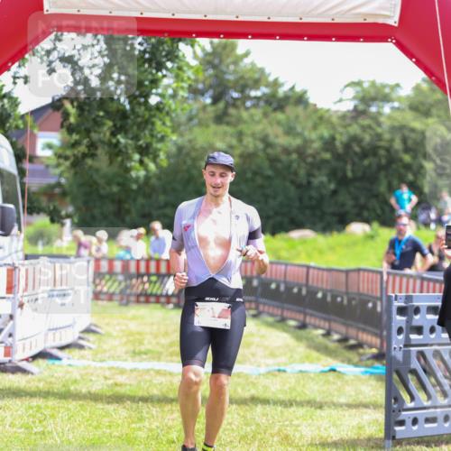 21.06.2026 - 29. Vierlanden-Triathlon Andreas Tolksdorf http://msf.ph/oto/9920071 21.06.2026 13:03:12 Ziel 97 meine-sportfotos.de