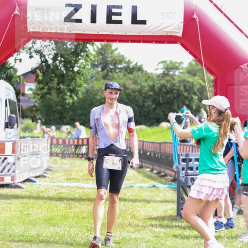 21.06.2026 - 29. Vierlanden-Triathlon Andreas Tolksdorf http://msf.ph/oto/9920072 21.06.2026 13:03:13 Ziel 97 meine-sportfotos.de